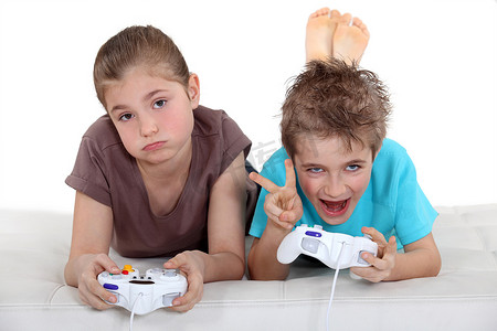 孩子们玩电脑游戏
