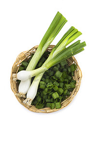 白色背景篮子里新鲜成熟的青葱（青葱或葱）和切碎的洋葱