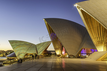 之一摄影照片_悉尼歌剧院是一座多场馆表演艺术中心，被公认为 20 世纪最具特色的建筑之一