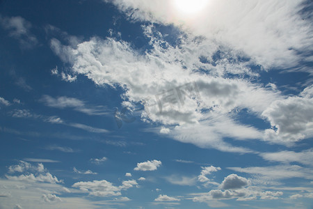 纹理大气背景摄影照片_在蓝天、纹理或者背景的云彩