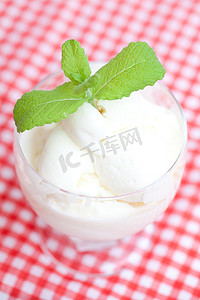 绿色格子布摄影照片_格子布上玻璃碗里的薄荷冰淇淋