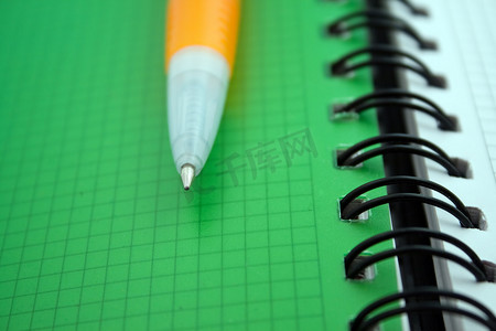 笔记本上的橙色圆珠笔