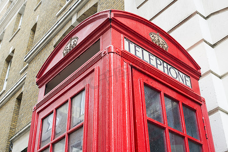 伦敦的红色电话机柜。