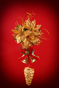 与锥体、响铃和金黄花的圣​​诞节装饰