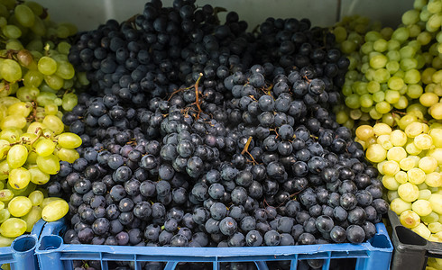 市场货架上的葡萄。