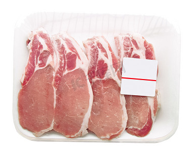 猪排包装在带有价格标签的容器中