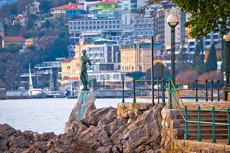 奥帕蒂亚摄影照片_奥帕蒂亚湾雕像和海滨景观
