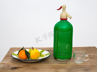 名仁苏打水摄影照片_古董苏打瓶中的水果橘子和梨
