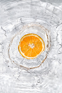 新鲜的橙子掉进水里，气泡被白色隔开