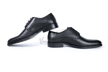 一双白色背景的黑色鞋子，孤立的产品。