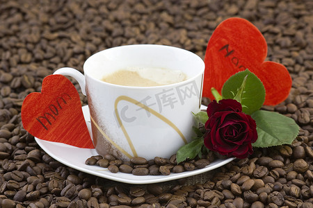 一杯咖啡、红玫瑰和红心