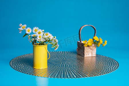 青色小摄影照片_黄色小圆柱中的野花