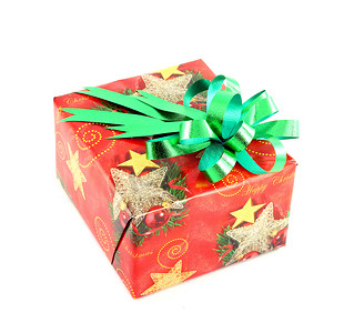 白色背景上带有绿色蝴蝶结的圣诞礼品盒