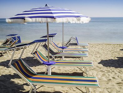 沙滩上的日光浴床和遮阳伞