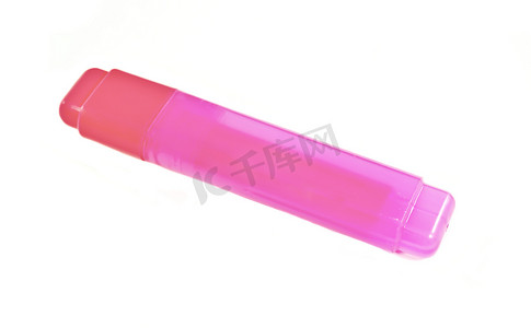 创意塑料文具摄影照片_粉红色荧光笔的特写