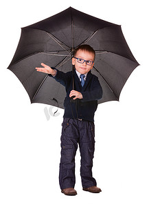 站立在伞下的黑衣裳的男孩