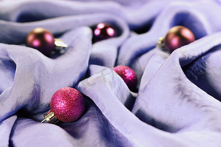 丝绸背景上的圣诞小玩意