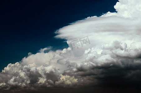 云纹图案摄影照片_暴风雨的天空模式与云
