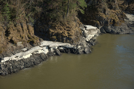 阿拉泰摄影照片_春天的卡吞山河，流经阿尔泰山脚下，沿岸积雪。