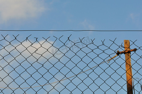 铁丝网围栏和蓝天