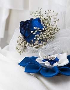 一朵蓝玫瑰和结婚戒指