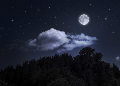 夜晚满天星斗的天空和月亮在山上