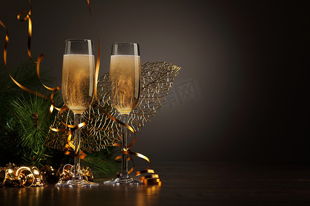 新年派对上的香槟杯