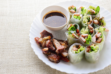 新鲜什锦亚洲春卷配烤猪肉、新鲜蔬菜