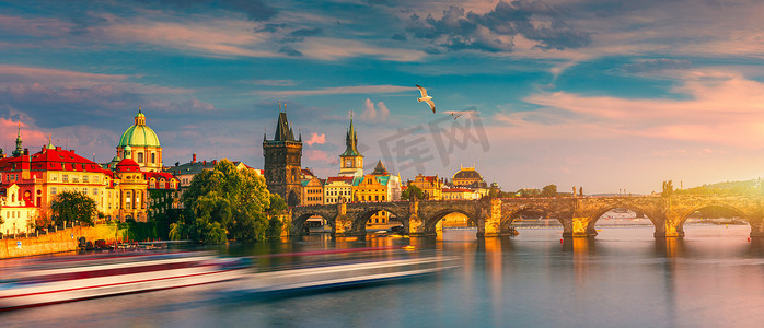 男查尔瓦摄影照片_查理大桥、老城区和查理大桥老城区塔，布拉格，捷克。