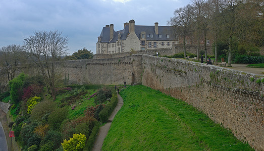 在法国迪南堡垒的巨大石墙上观看