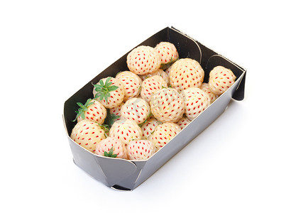 纸盒中的白草莓