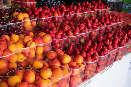 一盒草莓摄影照片_一篮子红色成熟的草莓和杏子