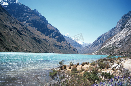 山谷中的湖泊到秘鲁科迪勒拉布兰卡的 Alpamayo 山大本营