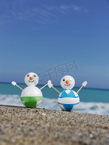 冬天度假摄影照片_雪人海滩度假