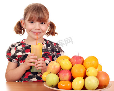 快乐的小女孩喝柠檬水