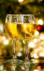 准备好在新年带来的两杯香槟