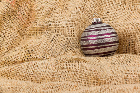 哑光圣诞球摄影照片_孤立的紫色圣诞球