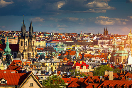布拉格历史悠久的老城区的红色屋顶和十几个尖顶。