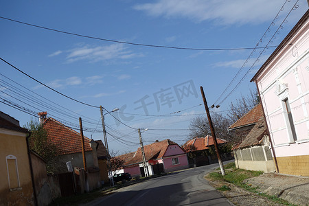 地理区域摄影照片_特兰西瓦尼亚村庄的传统房屋街道