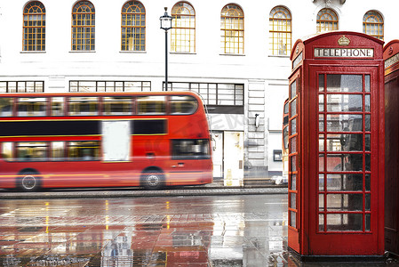 红色展位摄影照片_伦敦的红色电话机柜。