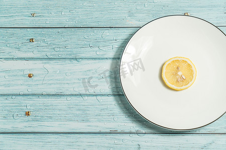 蓝桌上的水果柠檬，凉爽的浅色背景