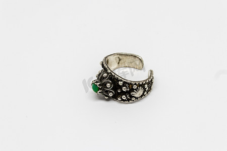 银手镯摄影照片_一枚镶有绿色宝石的古董银戒指