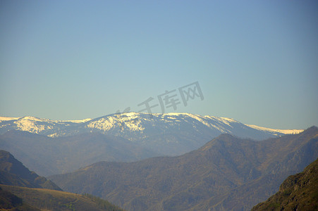 白雪覆盖的山峰，阿尔泰山区的春天在清晨拍摄。