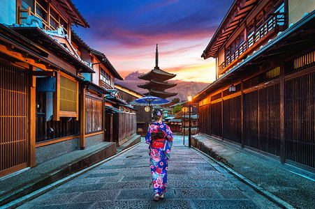 在日本京都的八坂塔和 Sannen Zaka 街穿着日本传统和服的亚洲女性。