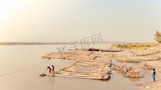 Nadia，Jalangi Riverside，西孟加拉邦 2018 年 10 月-在 Hooghly 河上钓鱼竹筏（当地名称 Bhagirathi Churni Jalangi）。