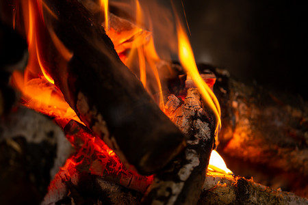 壁炉里生着火，慢慢地产生煤