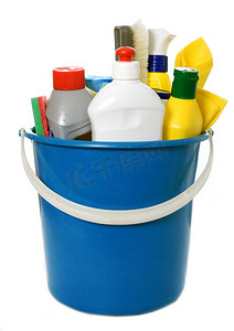 桶中的洗涤剂瓶、刷子、手套和海绵