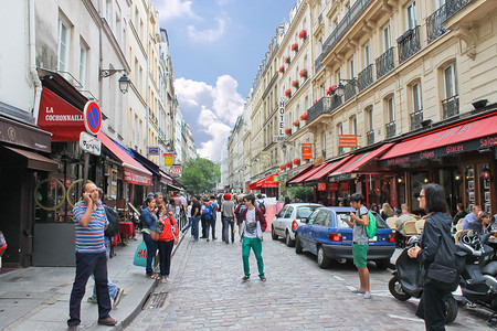 巴黎街头的人们。