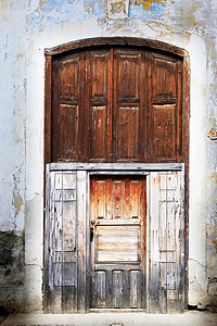哈瓦那的三轮车和旧门