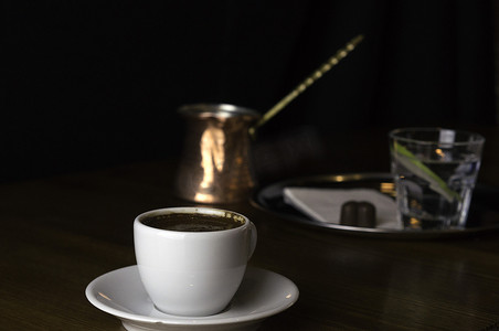 巧克力图标摄影照片_咖啡壶和一杯咖啡和巧克力